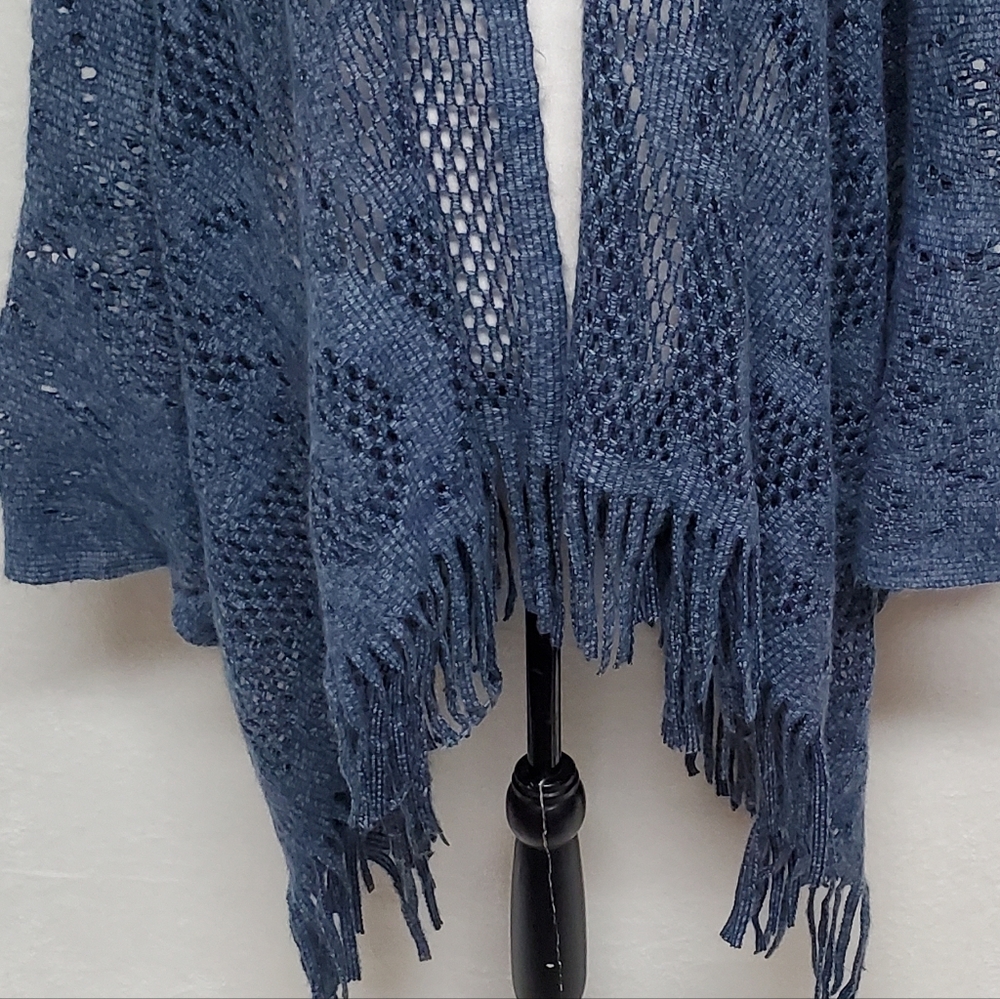 90s Vintage Dusty Blue Lightweight Soft Open Weave Curlicue Fringe Poncho OSFA - Picture 7 of 14